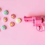 Rosa Revolver verschießt Blumen.
